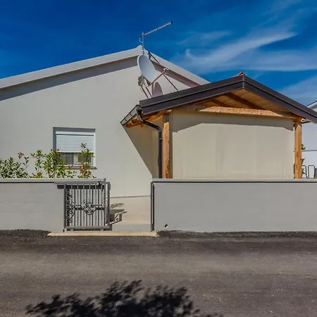 Сasa de vacaciones Holiday Ella Privlaka (Zadar)
